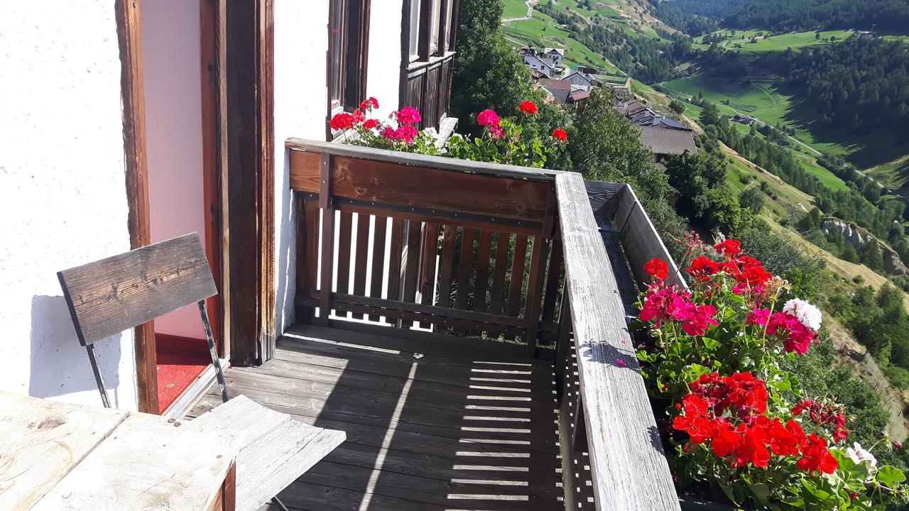 Gasthaus Weisskugel Hotel Malles Venosta Eksteriør billede