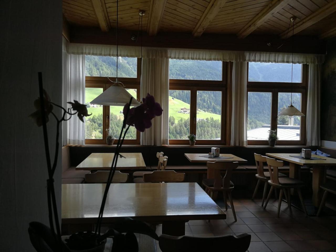 Gasthaus Weisskugel Hotel Malles Venosta Eksteriør billede