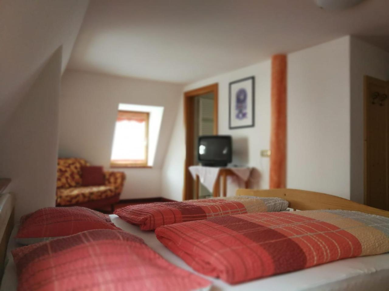 Gasthaus Weisskugel Hotel Malles Venosta Eksteriør billede