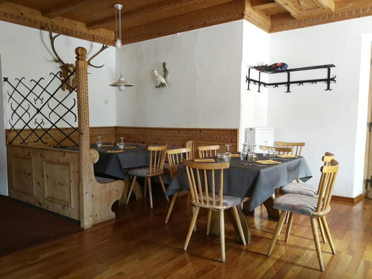 Gasthaus Weisskugel Hotel Malles Venosta Eksteriør billede