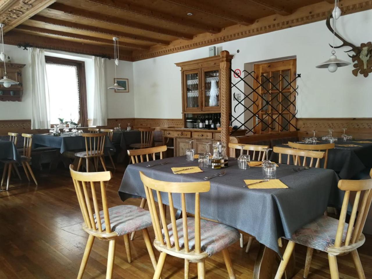 Gasthaus Weisskugel Hotel Malles Venosta Eksteriør billede