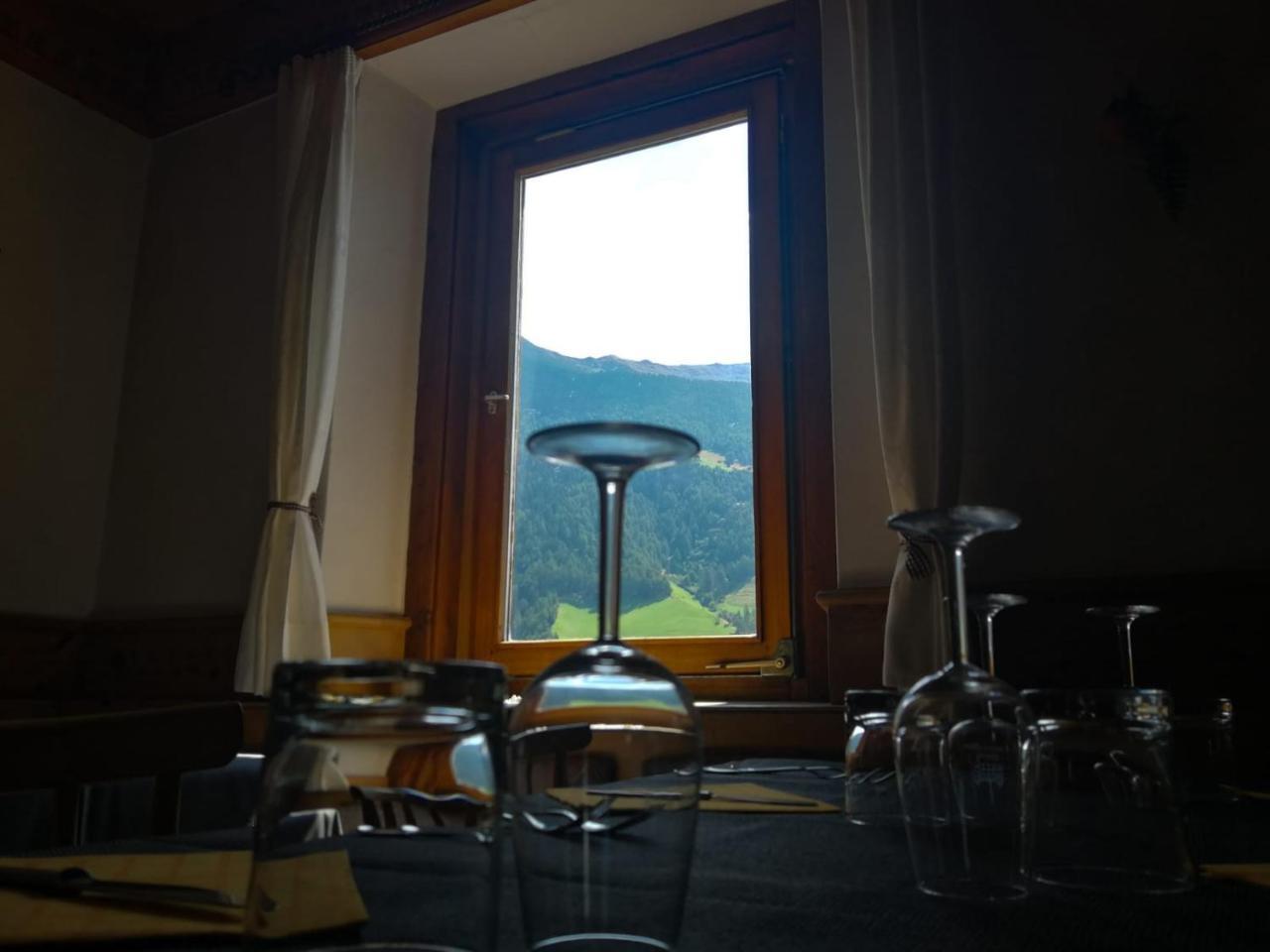 Gasthaus Weisskugel Hotel Malles Venosta Eksteriør billede