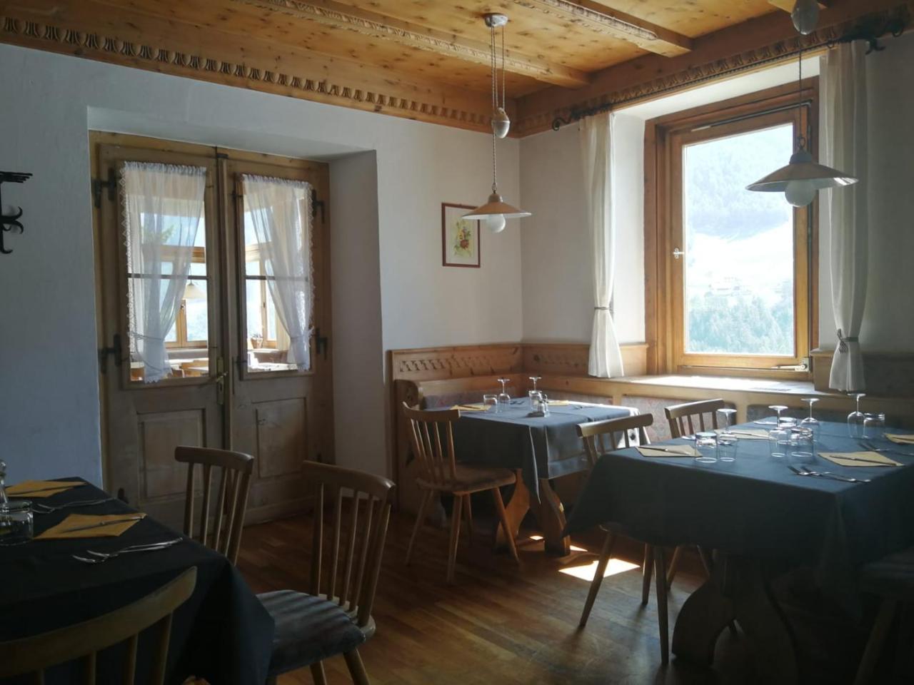 Gasthaus Weisskugel Hotel Malles Venosta Eksteriør billede