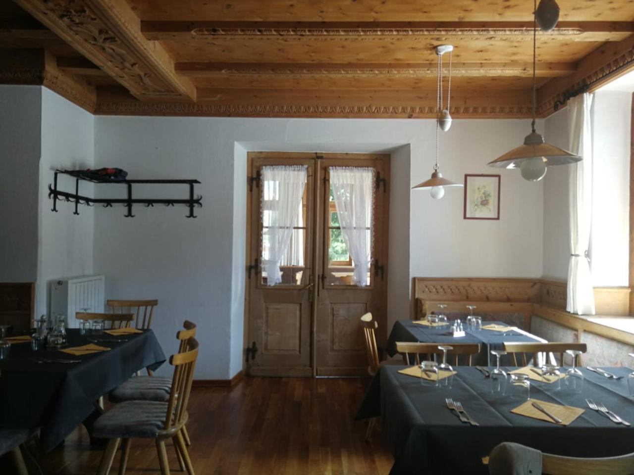 Gasthaus Weisskugel Hotel Malles Venosta Eksteriør billede