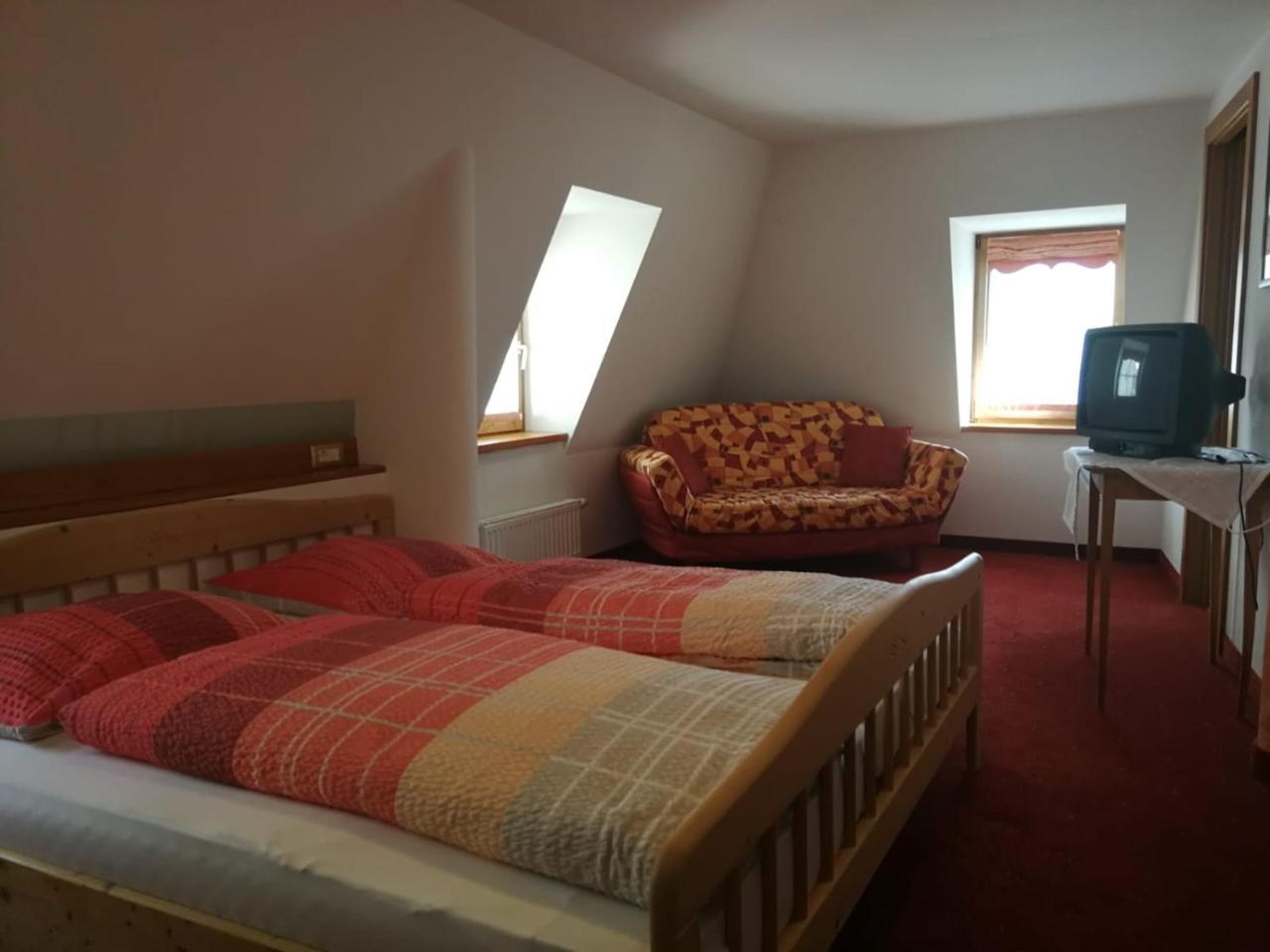 Gasthaus Weisskugel Hotel Malles Venosta Eksteriør billede
