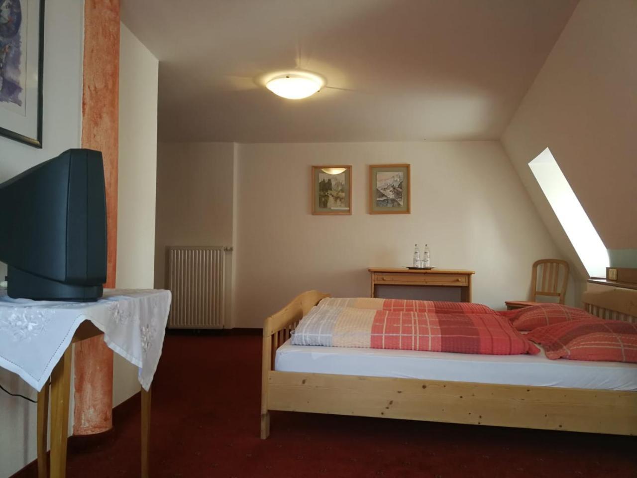 Gasthaus Weisskugel Hotel Malles Venosta Eksteriør billede