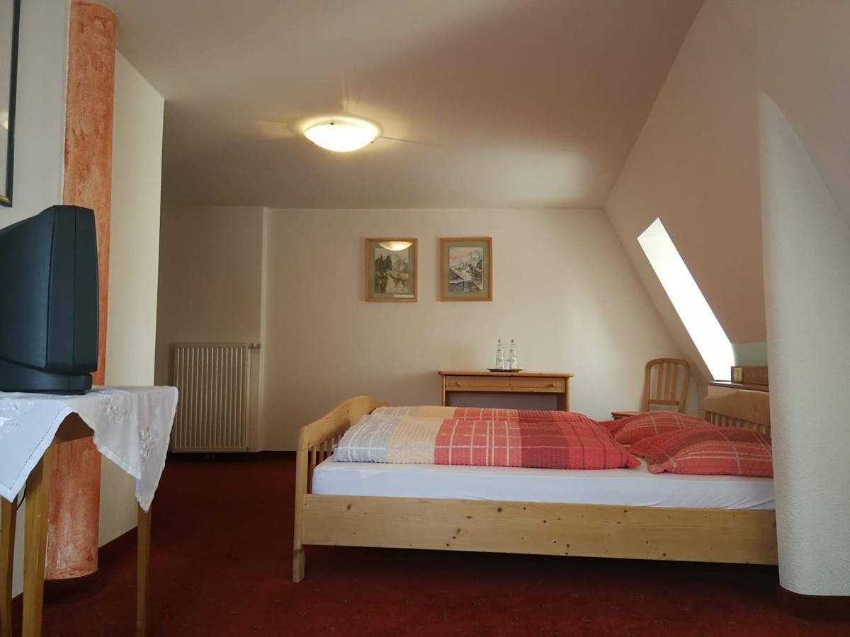 Gasthaus Weisskugel Hotel Malles Venosta Eksteriør billede