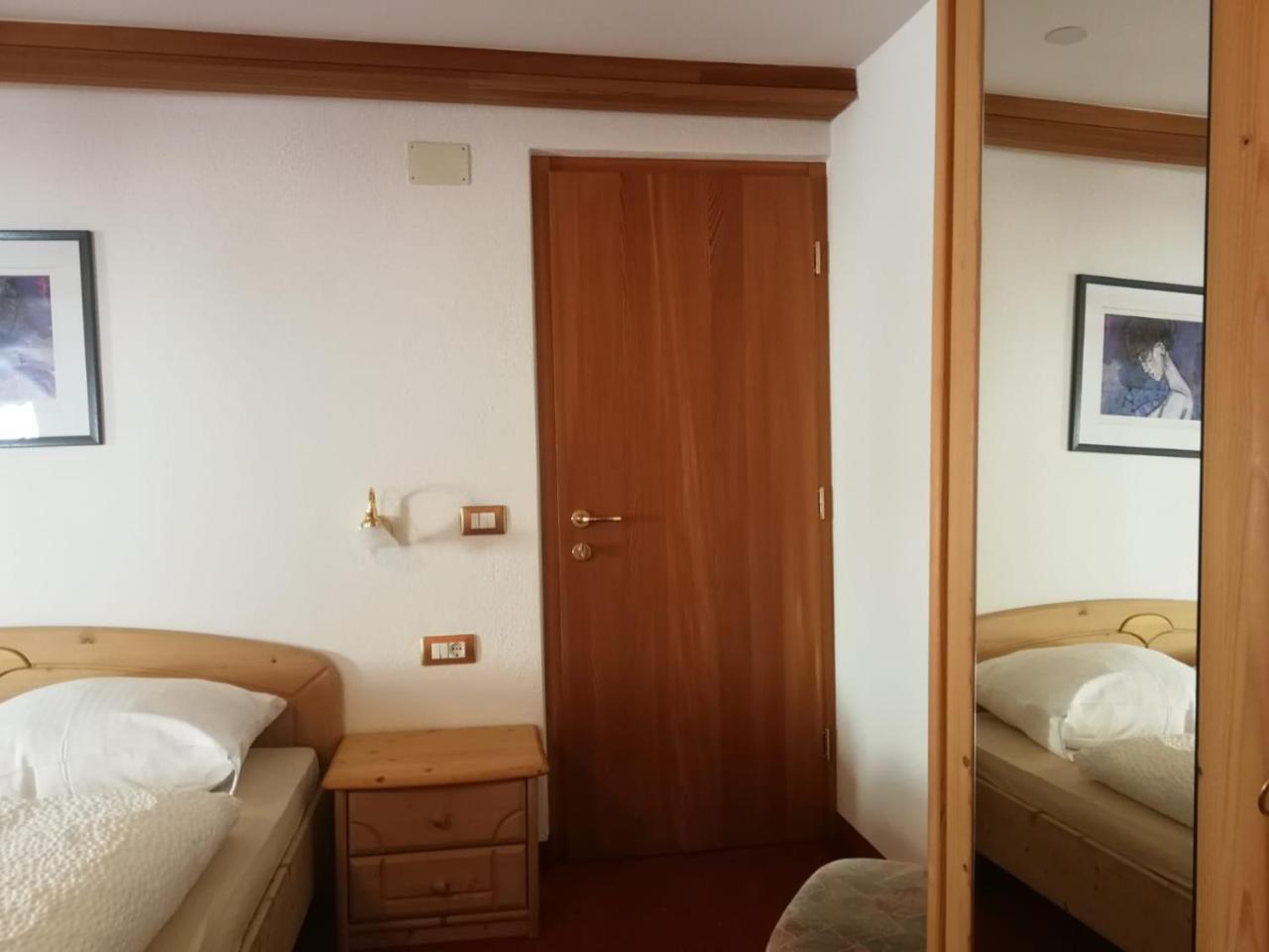Gasthaus Weisskugel Hotel Malles Venosta Eksteriør billede