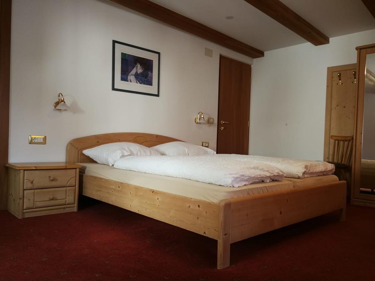 Gasthaus Weisskugel Hotel Malles Venosta Eksteriør billede