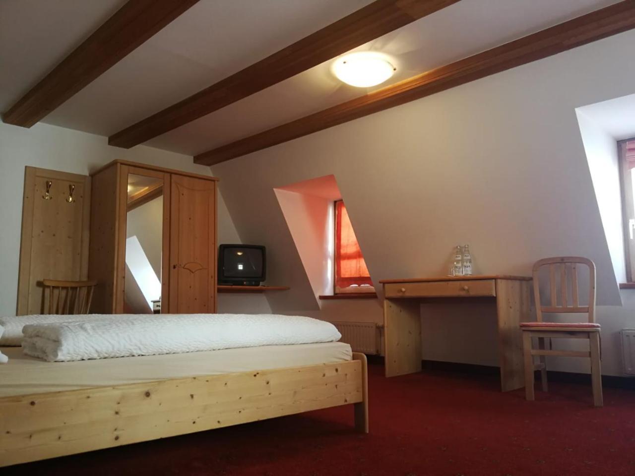 Gasthaus Weisskugel Hotel Malles Venosta Eksteriør billede