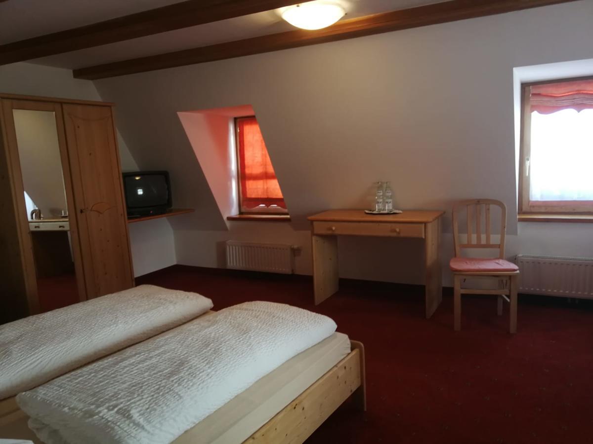 Gasthaus Weisskugel Hotel Malles Venosta Eksteriør billede