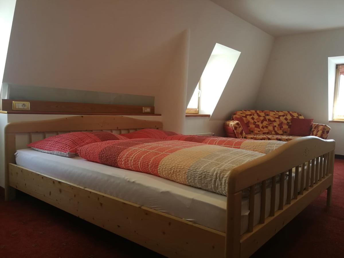 Gasthaus Weisskugel Hotel Malles Venosta Eksteriør billede