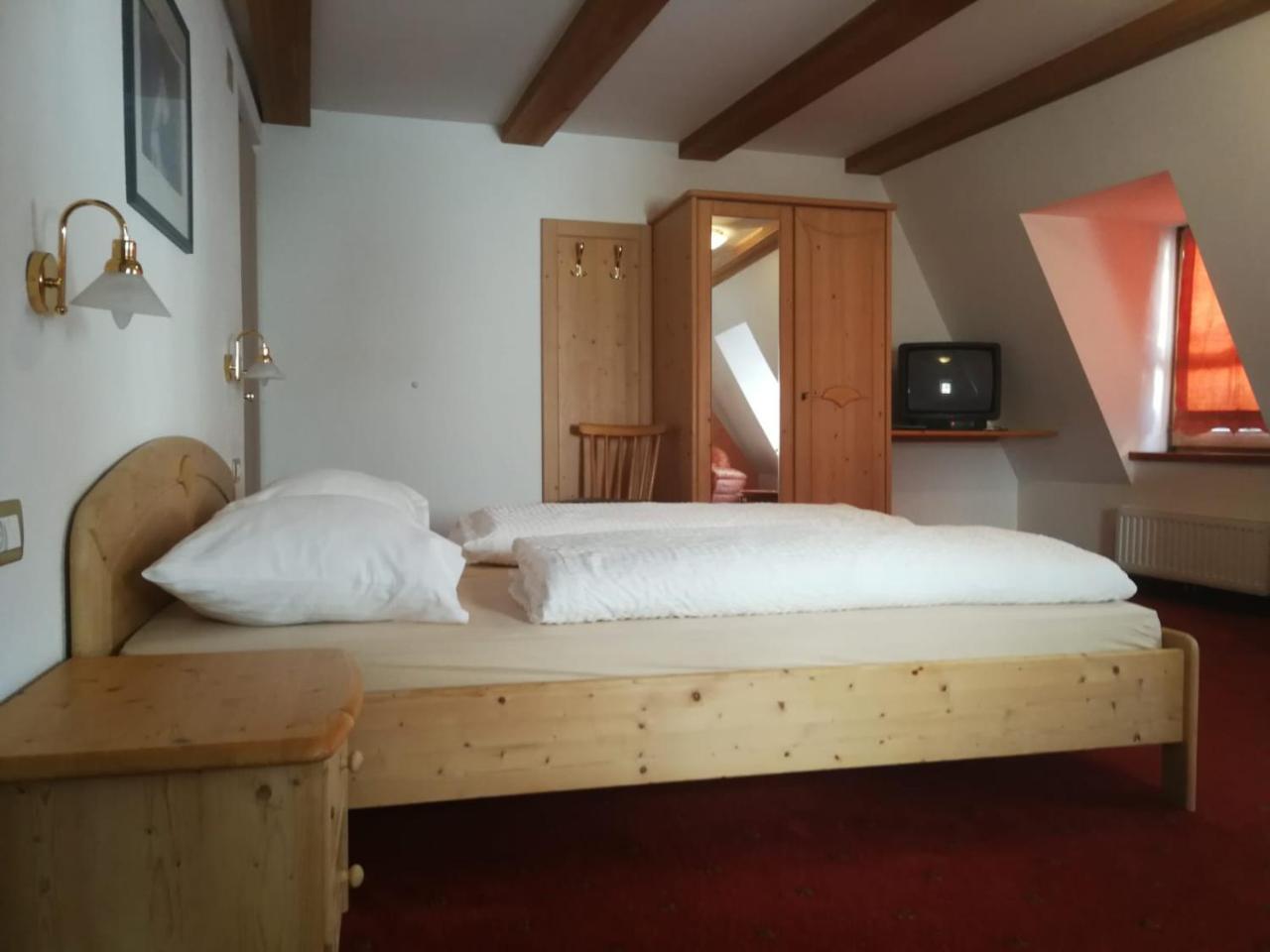 Gasthaus Weisskugel Hotel Malles Venosta Eksteriør billede