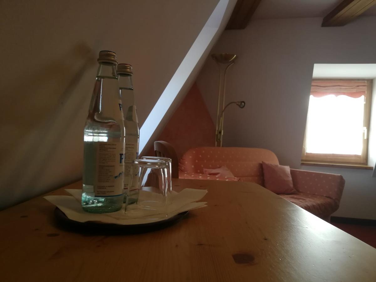 Gasthaus Weisskugel Hotel Malles Venosta Eksteriør billede