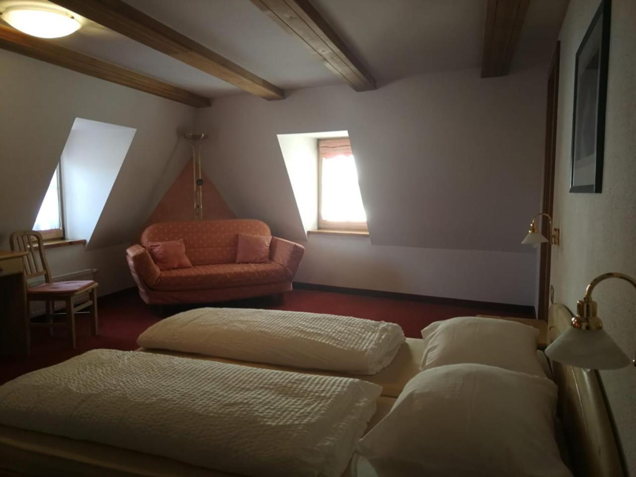 Gasthaus Weisskugel Hotel Malles Venosta Eksteriør billede