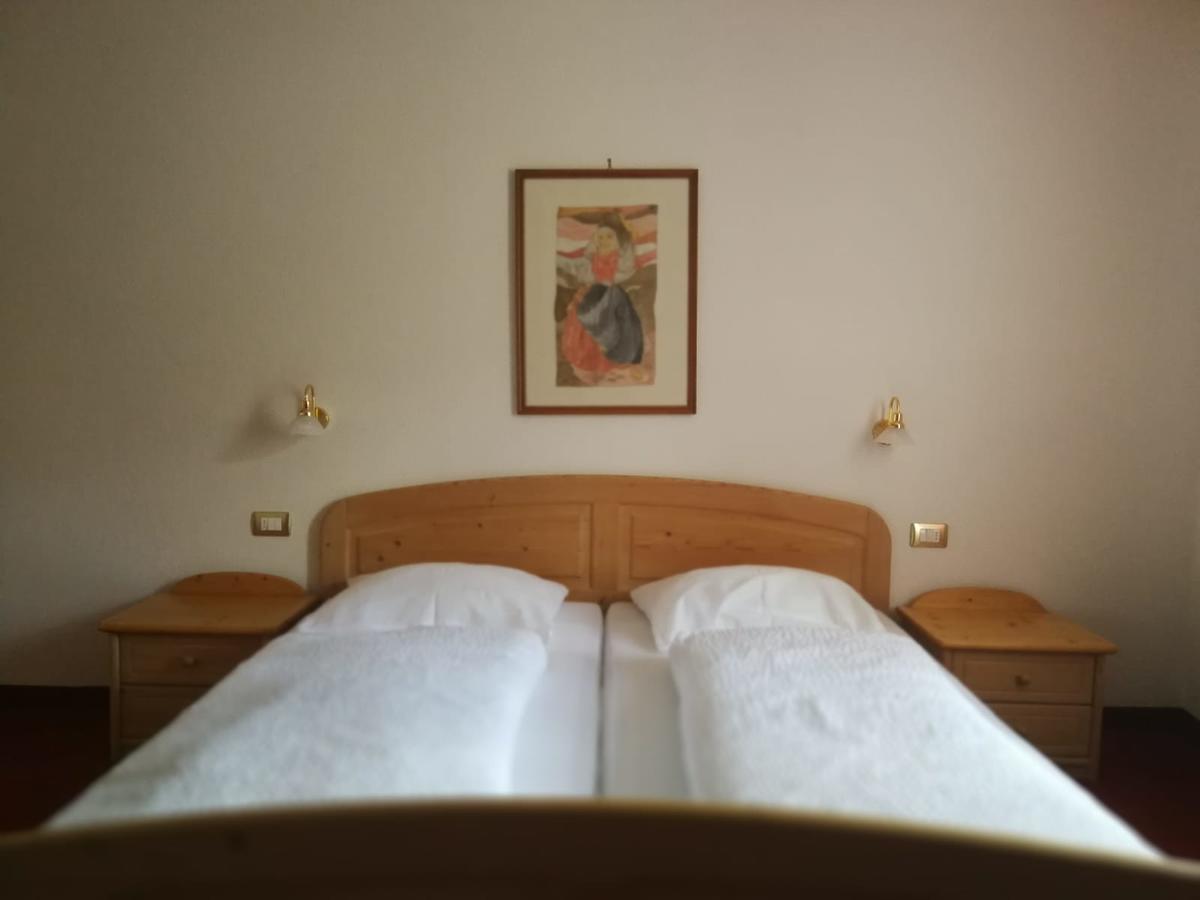 Gasthaus Weisskugel Hotel Malles Venosta Eksteriør billede