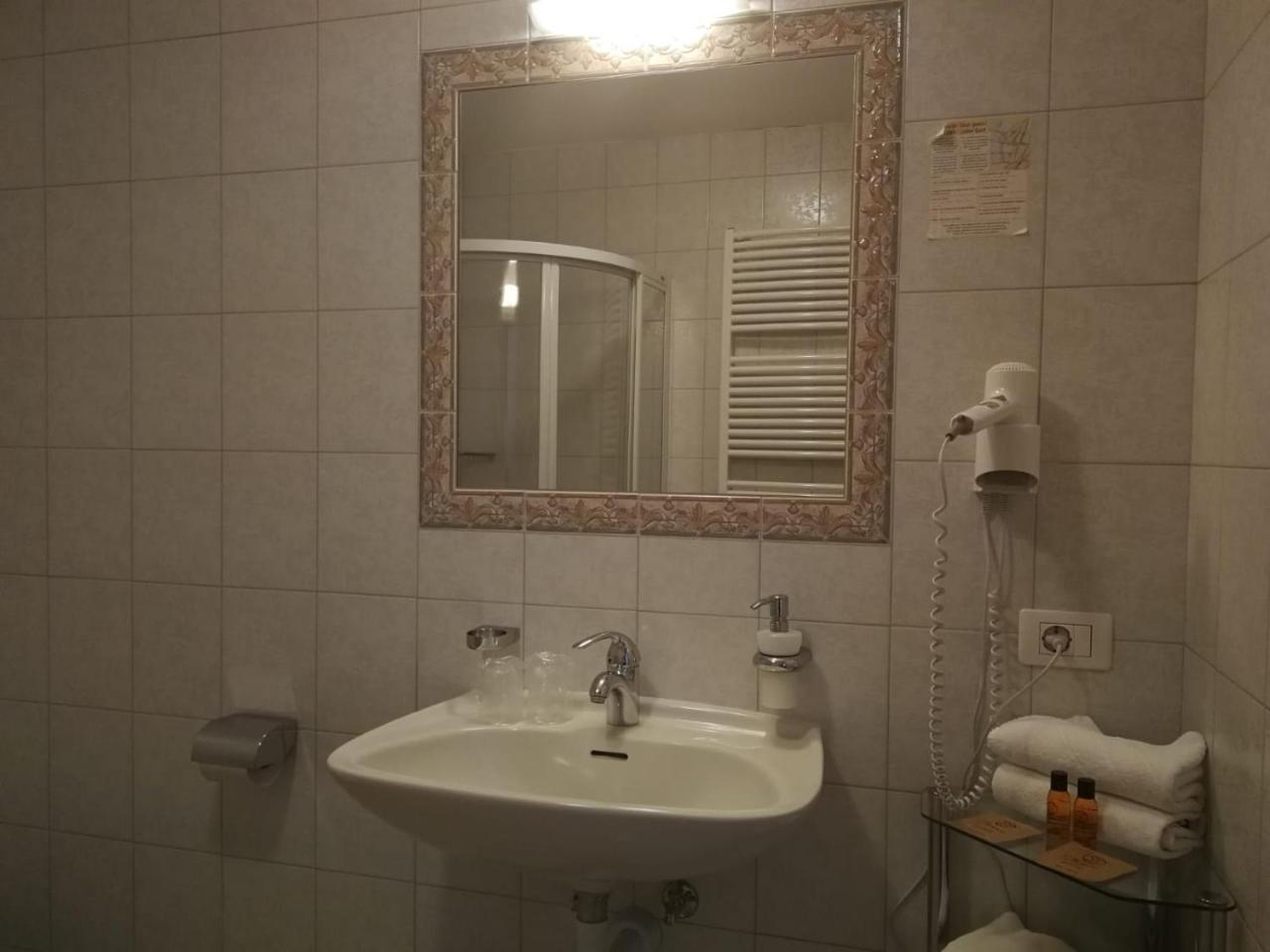 Gasthaus Weisskugel Hotel Malles Venosta Eksteriør billede