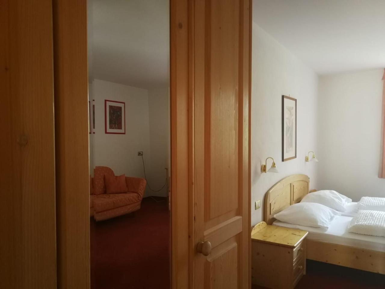 Gasthaus Weisskugel Hotel Malles Venosta Eksteriør billede