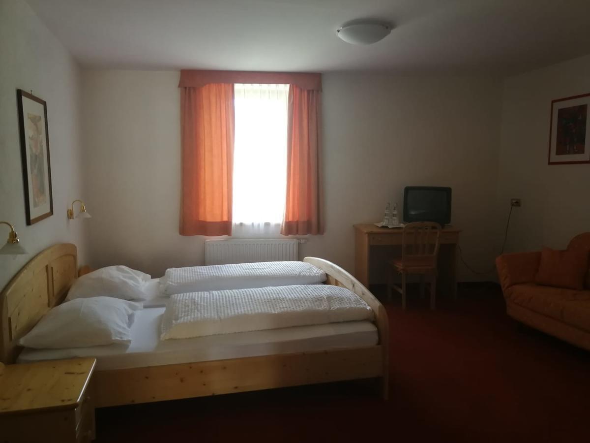 Gasthaus Weisskugel Hotel Malles Venosta Eksteriør billede