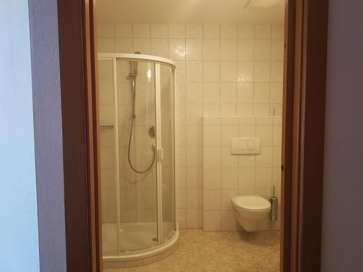 Gasthaus Weisskugel Hotel Malles Venosta Eksteriør billede