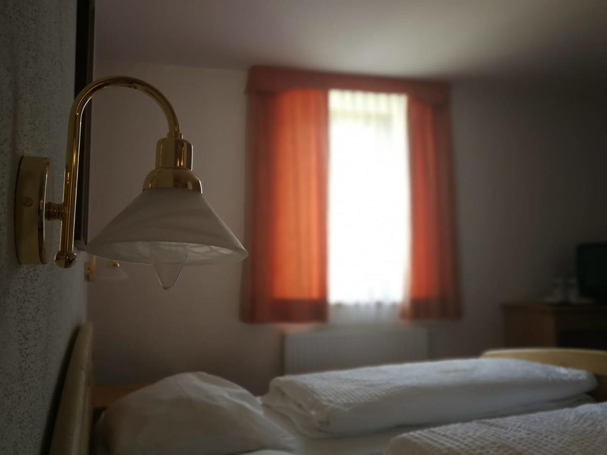 Gasthaus Weisskugel Hotel Malles Venosta Eksteriør billede