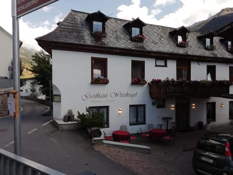 Gasthaus Weisskugel Hotel Malles Venosta Eksteriør billede