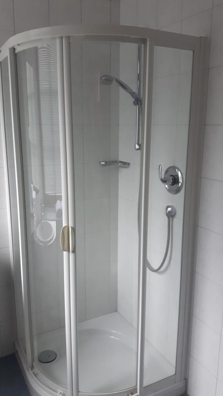 Gasthaus Weisskugel Hotel Malles Venosta Eksteriør billede
