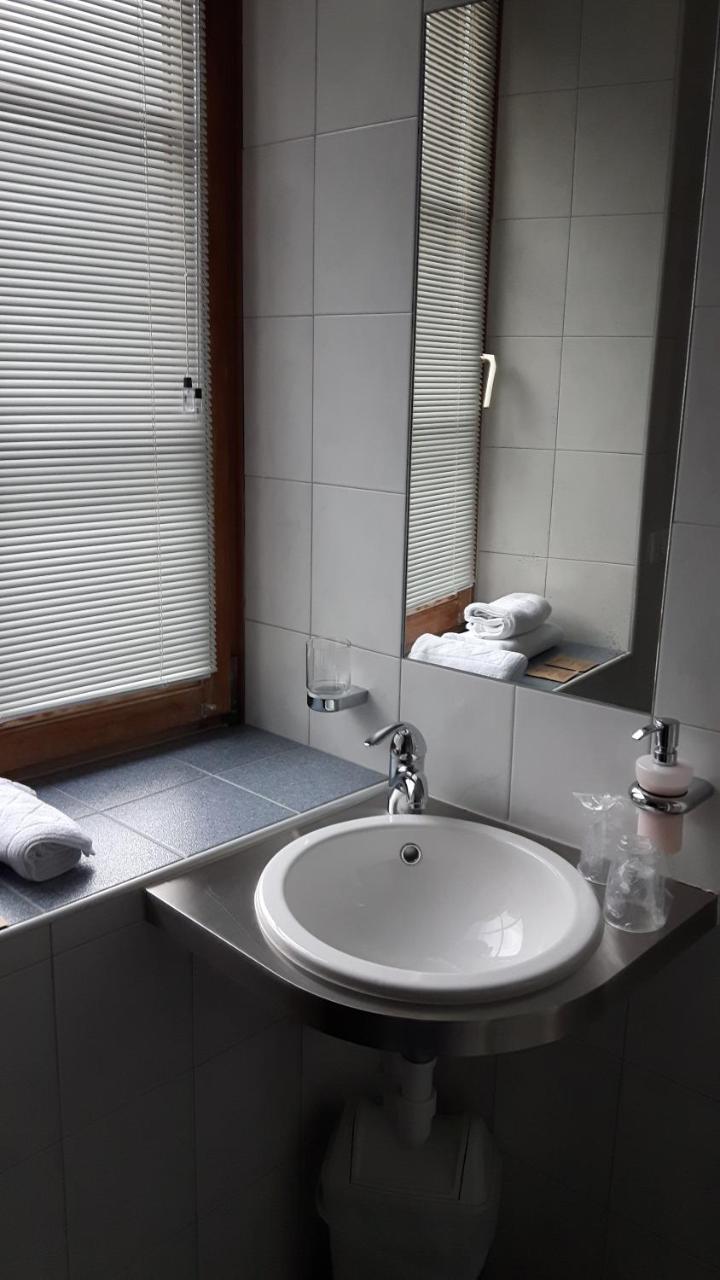 Gasthaus Weisskugel Hotel Malles Venosta Eksteriør billede